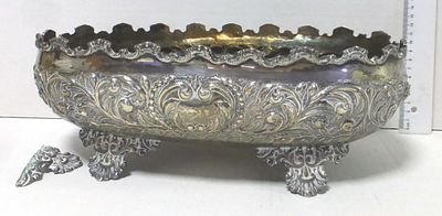 Silver 800 bowl with 4 legs. hammered craft, appr 927 gm,35X18X13 cm, one leg broken