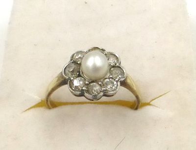 14K gold ring set with pearl. and 8 diamonds OMC, appr 4-5 pt each, size 10 (US 5), 2.3 gm