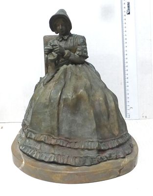Fried Cornik - Bronze, seated woman sewing. height 26 cm, marble vase