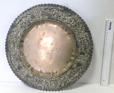 Round silver tray with hammered craft. fruit and flowers, 950 gm, diameter 39 cm, checked with acid