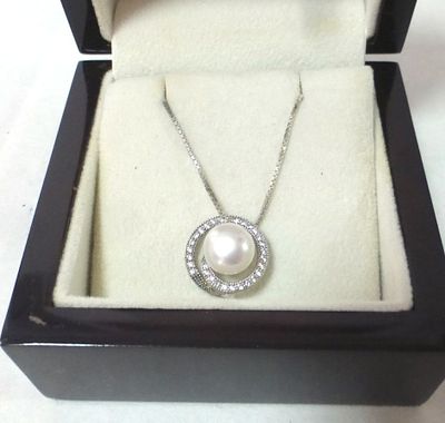 Chain with pendant, 14K white gold. the pendant is set with a pearl and 30 diamonds, appr 1 pt 