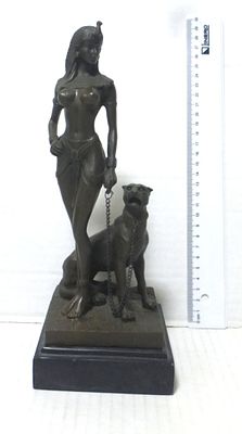 פיגורת ברונזה, דמות מלכה מצרית. עם נמר, בסיס אוניקס שחור, צרפת, חתום JP, גובה 27 ס"מ
