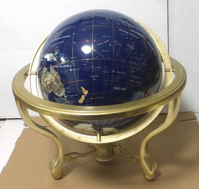 גלובוס, מסגרת עשויה פליז,. מדינות העולם מאבני חן שונות, קוטר הכדור כ-32 ס"מ