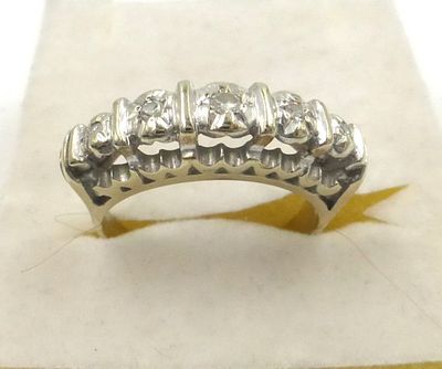 טבעת זהב לבן 18K עם שיבוץ. 5 יהלומים, כנק כ"א, מידה 53 (US 6.5) , 5 גרם