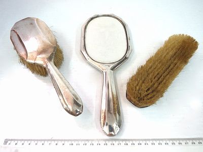 מע' סירוק: שתי מברשות ומראה. ידיות מסגרת כסף 800, אר דקו, גרמניה, שנות ה-20