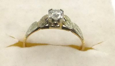 טבעת זהב לבן 18K עם שיבוץ יהלום. כ-20 נק', 1.5 גרם, מידה 51 (US 5.5)