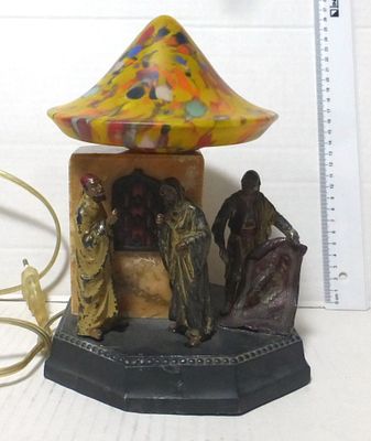 מנורה וינאית, בסיס ברונזה. עם שלושה דמויות אוריינטליות מאחור מבנה "שיש", ואהיל זכוכית פטריה,