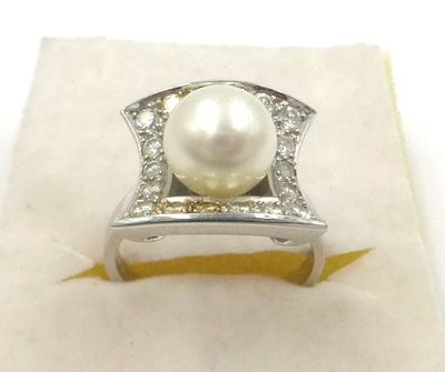 טבעת זהב לבן 18K 750,. עם שיבוץ פנינה, קוטר 8.6 מ"מ ו 18 יהלומים, כ-3-40 נק' כ"א, 6.8 גרם, מידה 