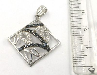 תליון זהב לבן 14K, משובץ כ25 יהלומים. שחורים, ו 20 יהלומים לבנים, כנק' כ"א, 2.3 גרם