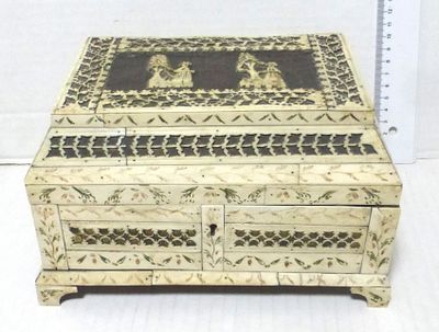 קופסת תכשיטים Kholmorgory. עבודת אסירים, רוסיה הצארית, תחילת המאה ה19, עץ עם חיפוי לוחיות עצם 