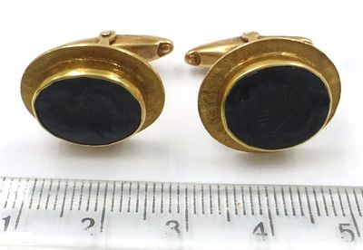 זוג חפתים זהב 14K,. כ"א משובץ בקמאו אוניקס שחור עם ראש חייל יווני, משקל ברוטו 11.2 גרם