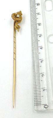 סיכת עניבה, זהב 14K, עליון. צורת נחש, עם שיבוץ יהלום, כ-8 נק', 4 גרם