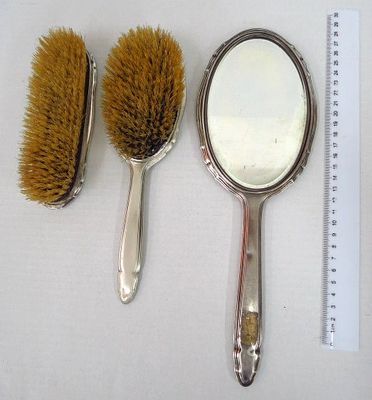 מע' סירוק, ידיות מסגרות כסף Sterling. כולל מברשת, מברשת עם ידית, ומראה עם ידית