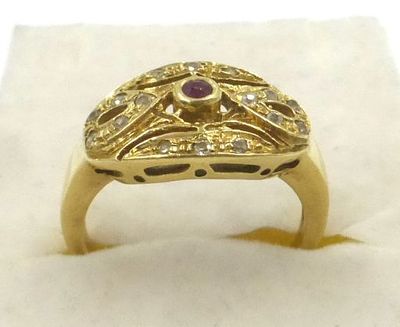 טבעת זהב 14K עם שיבוץ. 2 מתוך 3 רובינים וזירקונים, 4.3 גרם, מידה 54 (US 7)