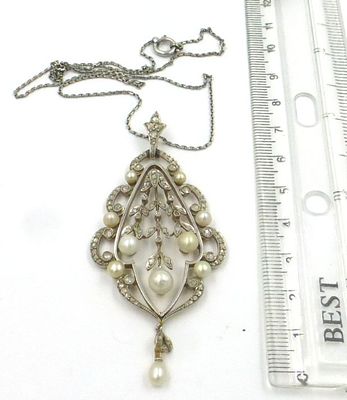 תליון זהב וכסף עם שיבוץ דיאמנטים. כ-120 בין 1-2 נק' וכן 10 פנינים