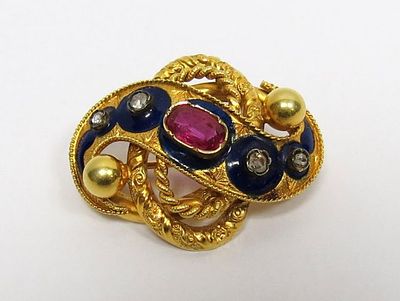 סיכת זהב 14K, עם עבודת אמייל. ושיבוץ רובי וארבעה דיאמנטים, 9.9 גרם