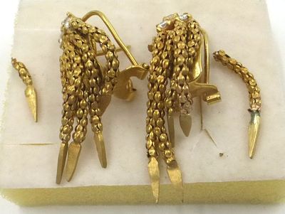 זוג עגילים, זהב 14K, . כ"א משובץ בשלושה יהלומים, כ-10 נק' כ"א, 8 גרם, (קרועים)