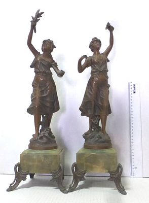 זוג פיגורות שפלטר גוון ברונזה. שתי דמויות נשים צעירות כ"א עם ענף, לאחת חליל, גובה הפיגורות 39 