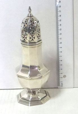 מפזר סוכר, כסף, אנגליה. בירמינגהם 1900, גובה 20.5 ס"מ, 175 גרם