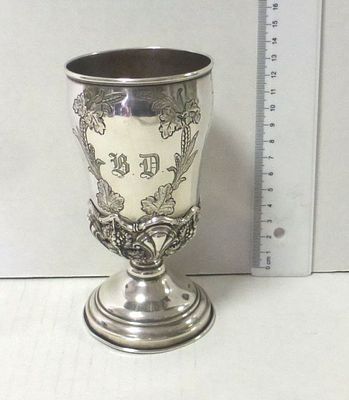 גביע כסף 13, אוסטריה 1862. עם עבודת תבליט גפנים ופרחים, ומונוגרמה BD, משקל 153 גרם