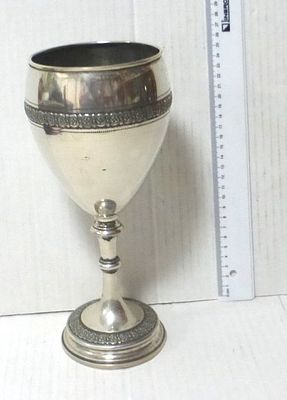 גביע כסף גדול, עבודת בלט. על הכוס ועל הבסיס, גובה 27 ס"מ, קוטר עליון 13 ס"מ, 253 גרם
