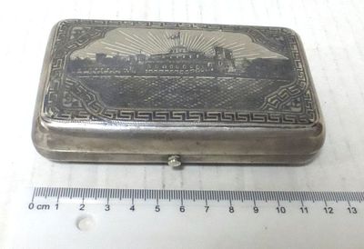 קופסת כסף 84 לטבק, רוסיה הצארית. מוסקבה 1876, עם עבודת ניילו, מראה בניני ממשל רוסיים , 184 גרם