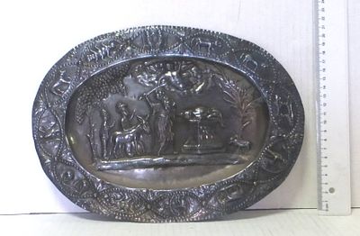 צלחת אובלית עתיקה, כסף (חתום מ). עם תבליט עקדת יצחק וגלגל מזלות, 23X31.5 ס"מ, 344 גרם