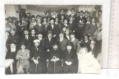 צילום, הרב עוזיאל עם קהל. ארץ ישראל, שנות ה20-30, 17X23.5 ס"מ