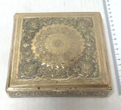 קופסה מצופה כסף עם עבודת ריקוע. איספהאן, פרס, 14X14X3 ס"מ