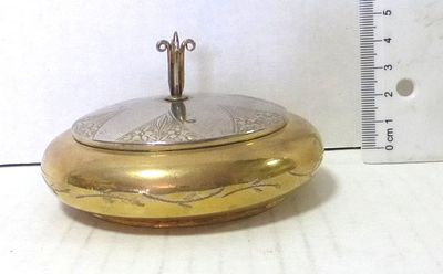 קופסת כסף 935 עם הזהבה וריקוע. 130 גרם