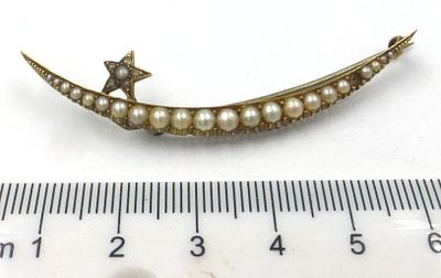 18K gold brooch set with bahrain pearls. one missing, 4.08 gm