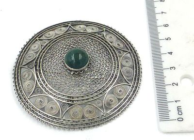Silver 925 round pin with filigree. Set with a green carnelian, diameter 7.2 cm, 23 gm