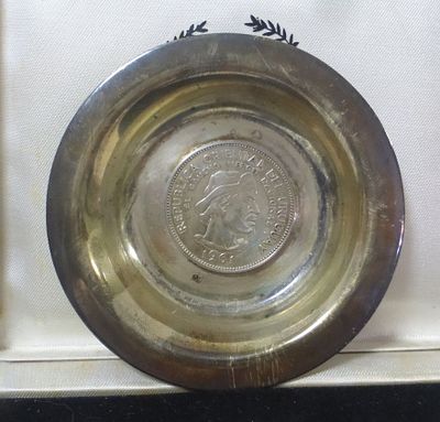 Silver 925 saucer with a coin. 1961 "Rep - Oriental del Uruguay", 71 gm