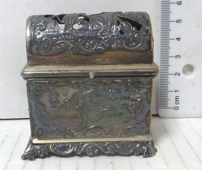 Silver box with pictures. showing love scenes, 95 gm