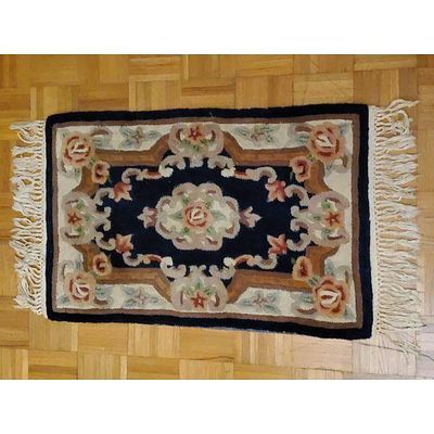 Floral Medallion Accent Rug - Hand-Tufted Wool Blend, Traditional Floral Pattern, Fringed Edges 