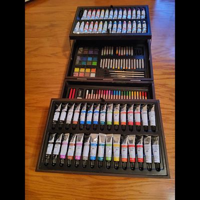 Art Acrylic/Oil/Watercolor Painting Set in Convenient Storage Case. Art set provides a 