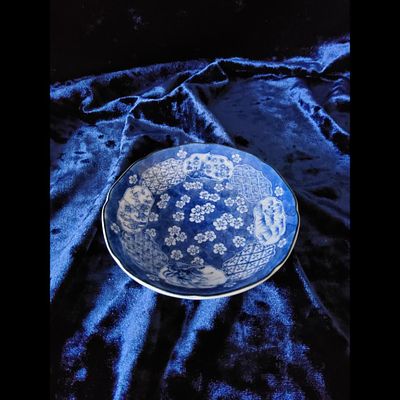 Tokosha Porcelain Plate, Decorative, Japan. Tokosha porcelain plate featuring blue and white 