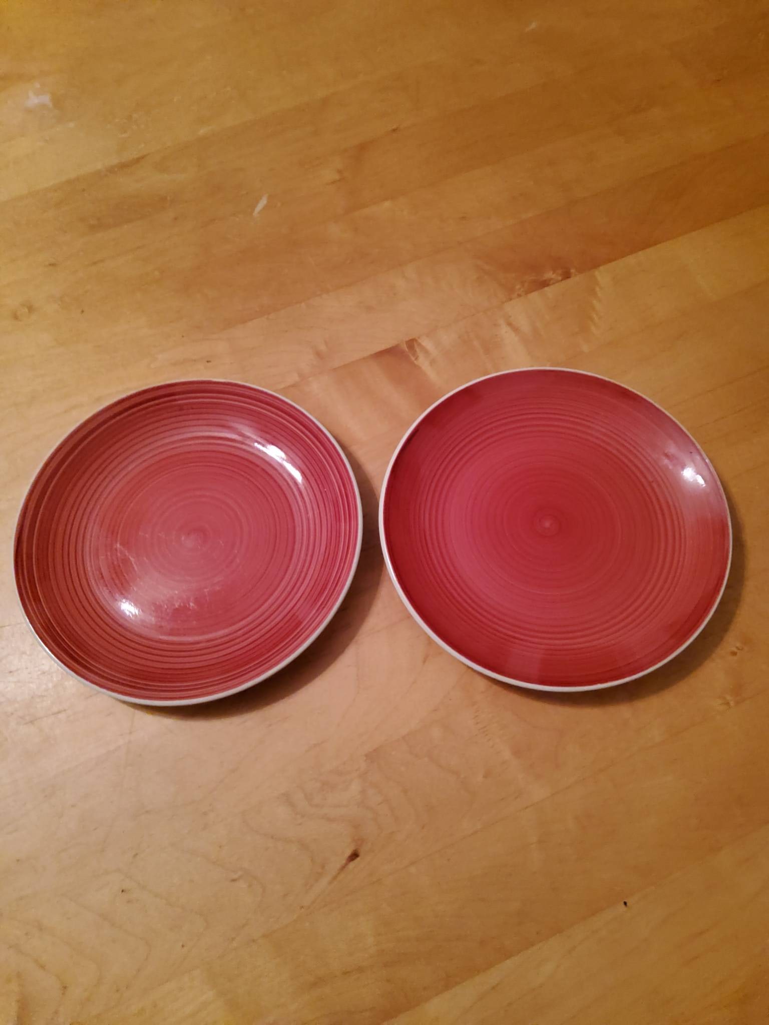 Set of 2 red Dover & York plates