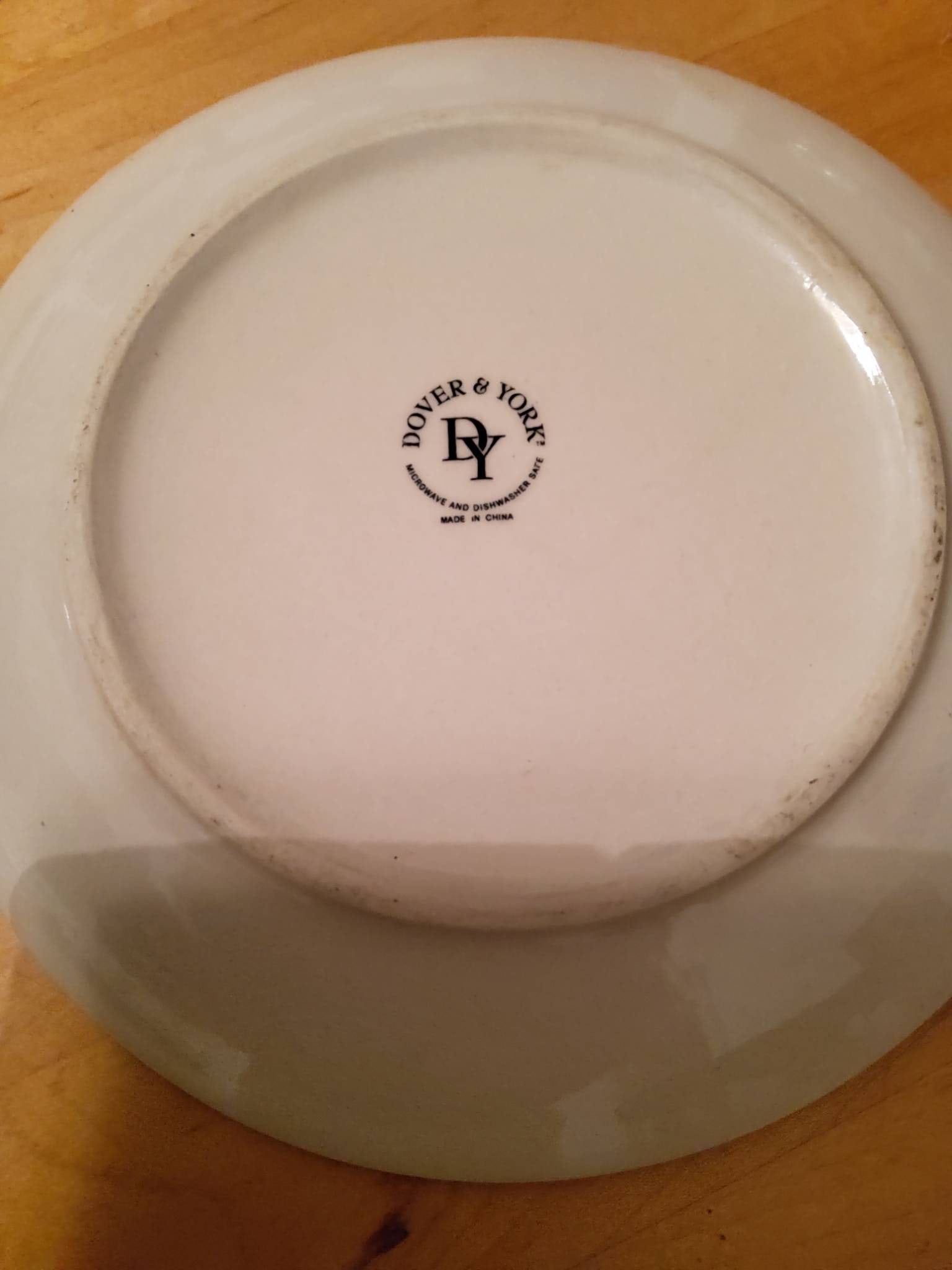 Set of 2 red Dover & York plates