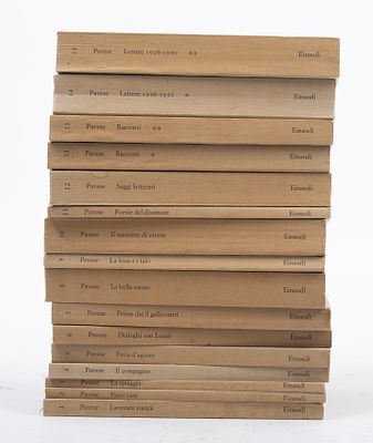 COFANETTO EDITORIALE CONTENENTE 16 VOLUMI di Cesare Pavese dal titolo TUTTO PAVESE, ed. Einaudi 