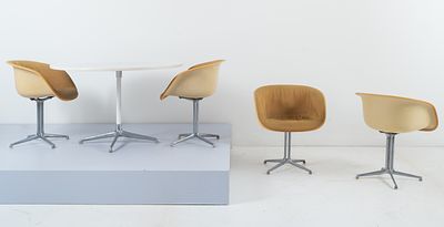 CHARLES EAMES, Quattro sedie e tavolo. Produzione Herman Miller, USA 1961 ca. Quattro sedie 