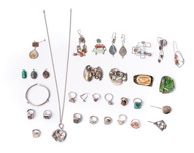 OGGETTI diversa tipologia in argento e pietre semi preziose. OGGETTI di diversa tipologia in 