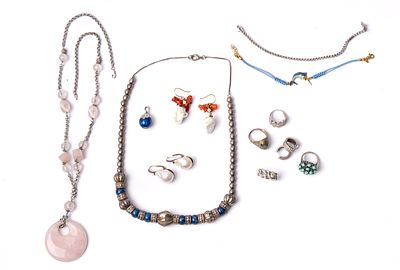 2 COLLANE, 2 BRACCIALI, 3 PAIA ORECCHINI, 4 ANELLI E PENDENTE. DUE COLLANE, DUE BRACCIALI, TRE 