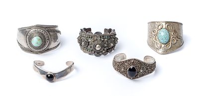 CINQUE BRACCIALI in argento lavorato di cui quattro con pietre dure (g. 253).