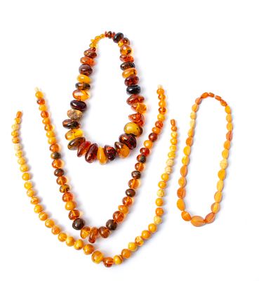 QUATTRO COLLANE in ambra (g. 457).