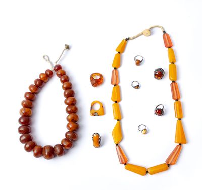 DUE COLLANE E OTTO ANELLI Due collane in ambra sintetica, sei anelli in ambra e argento e due 