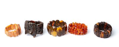CINQUE BRACCIALI in ambra (g. 332).