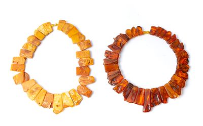DUE COLLANE in ambra (g. 292).