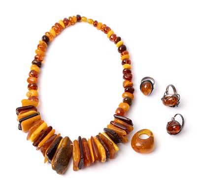 COLLANA E QUATTRO ANELLI Collana e anello in ambra e tre anelli in argento e ambra (g. 199,50).