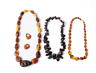 TRE COLLANE E DUE ANELLI in ambra (g. 430,28).